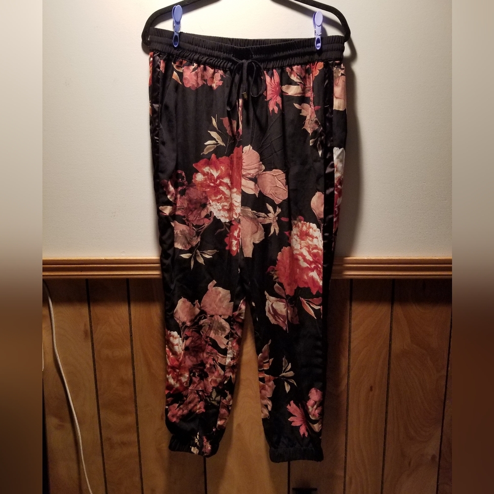 🍁🌺Nevada floral print jogger with an elastic stretch waistband/cuff..